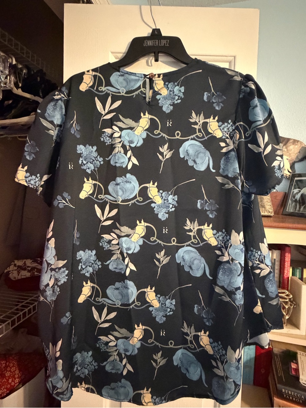 Ronner  horse Floral Short-Sleeve Blouse - Blue & Cream Floral